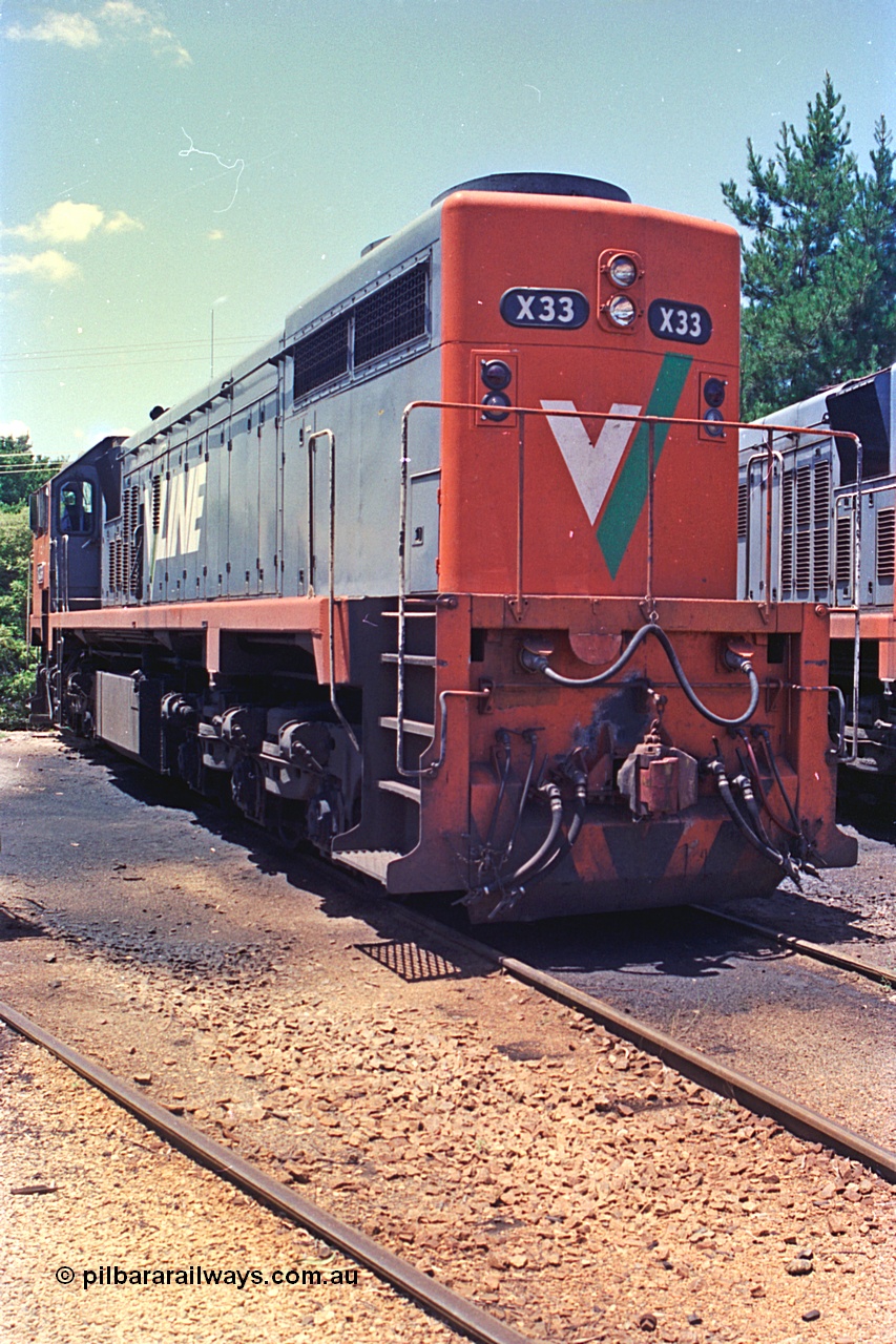180-30
Wodonga turntable radial roads finds V/Line broad gauge X class unit X 33 Clyde Engineering EMD model G16C serial 66-486 resting between jobs.
Keywords: X-class;X33;Clyde-Engineering-Granville-NSW;EMD;G16C;66-486;