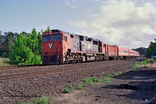 180-06
Seymour, an up broad gauge V/Line Albury passenger train passes the loco depot behind N class N 463 'City of Bendigo' Clyde Engineering EMD model JT22HC-2 serial 86-1192 with D van and Z set in tow, the line in the foreground is the standard gauge line.
Keywords: N-class;N463;Clyde-Engineering-Somerton-Victoria;EMD;JT22HC-2;86-1192;