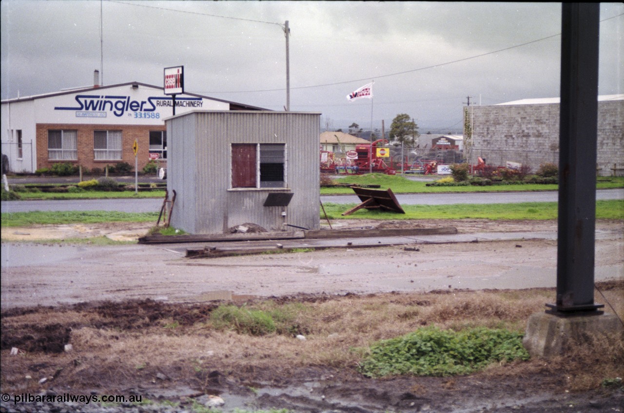 181-05
Trafalgar yard, road vehicle weigh bridge and scale room, Swinglers dealership in background.
