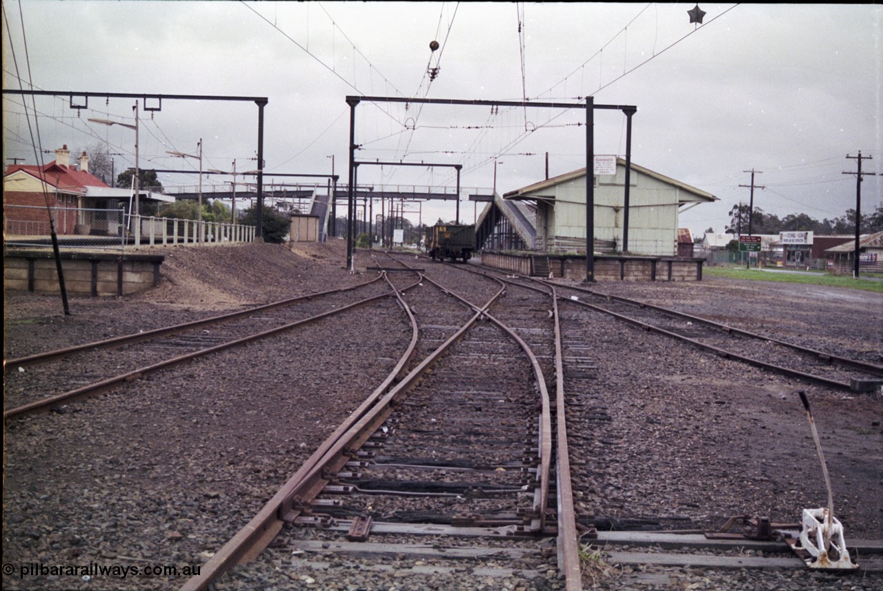 181-06
Trafalgar yard and station overview looking west, station platforms, pedestrian overbridge, AN open waggon and goods shed and loading platform.
