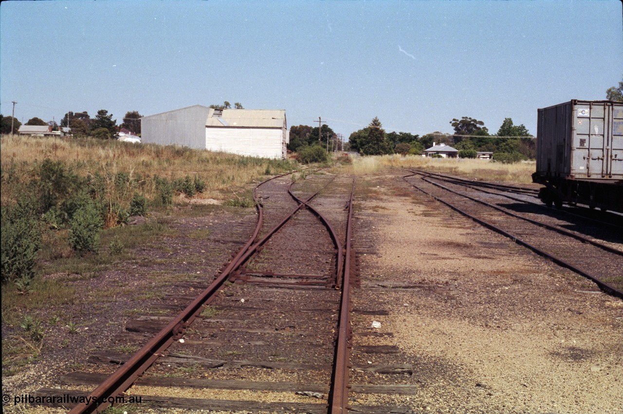 182-10
Wahgunyah, yard view looking along No.4 Road towards terminus, on the right beyond the container waggon in the distant grass used to be a steam era turntable, former rail served buildings to the left of the sidings.
