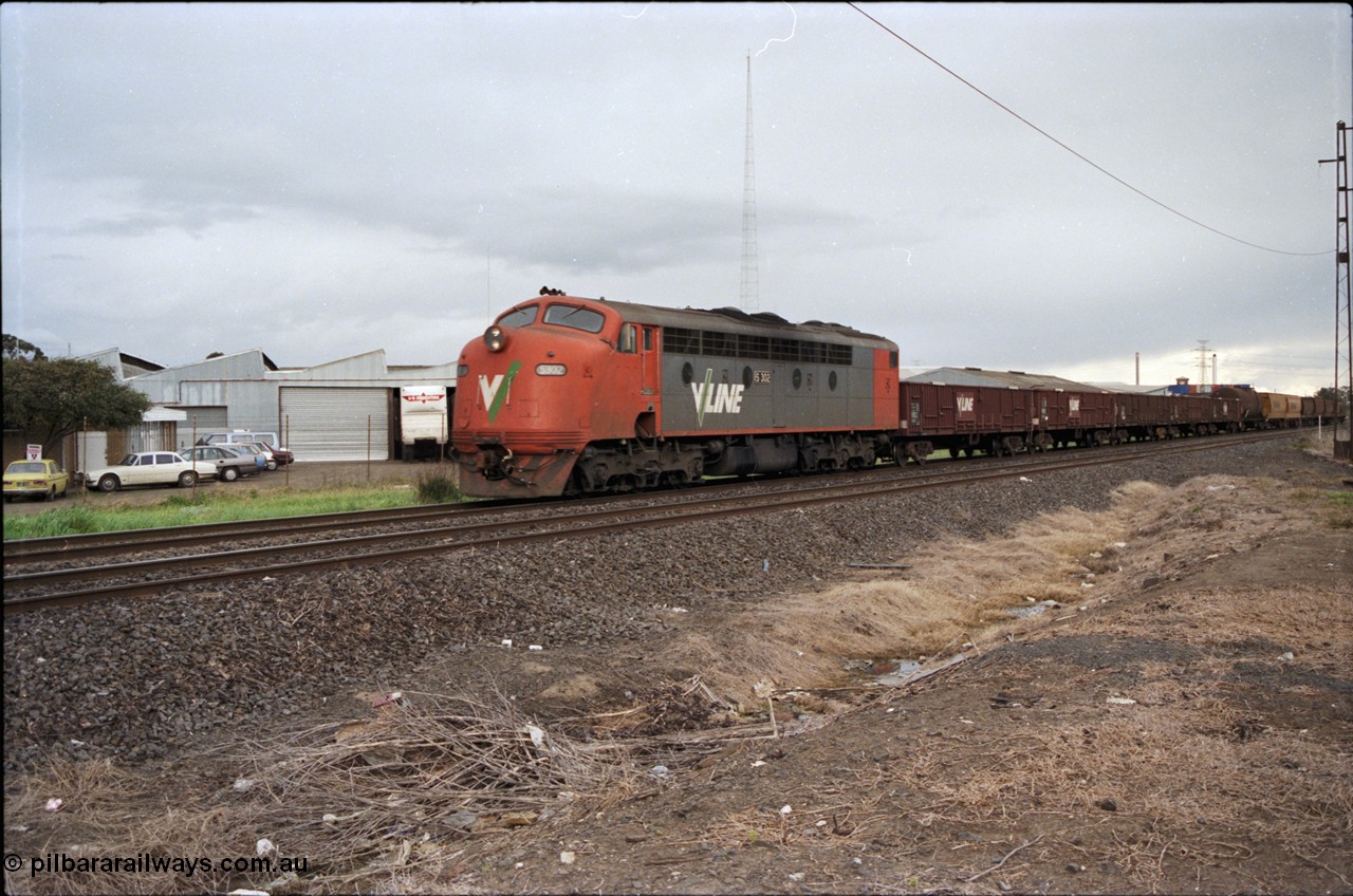 183-01
Brooklyn, Hardie Road, V/Line broad gauge S class S 302 'Edward Henty' Clyde Engineering EMD model A7 serial 57-166 leads the up Geelong Yard - Tottenham Yard goods train.
Keywords: S-class;S302;Clyde-Engineering-Granville-NSW;EMD;A7;57-166;bulldog;