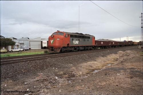 183-01
Brooklyn, Hardie Road, V/Line broad gauge S class S 302 'Edward Henty' Clyde Engineering EMD model A7 serial 57-166 leads the up Geelong Yard - Tottenham Yard goods train.
Keywords: S-class;S302;Clyde-Engineering-Granville-NSW;EMD;A7;57-166;bulldog;