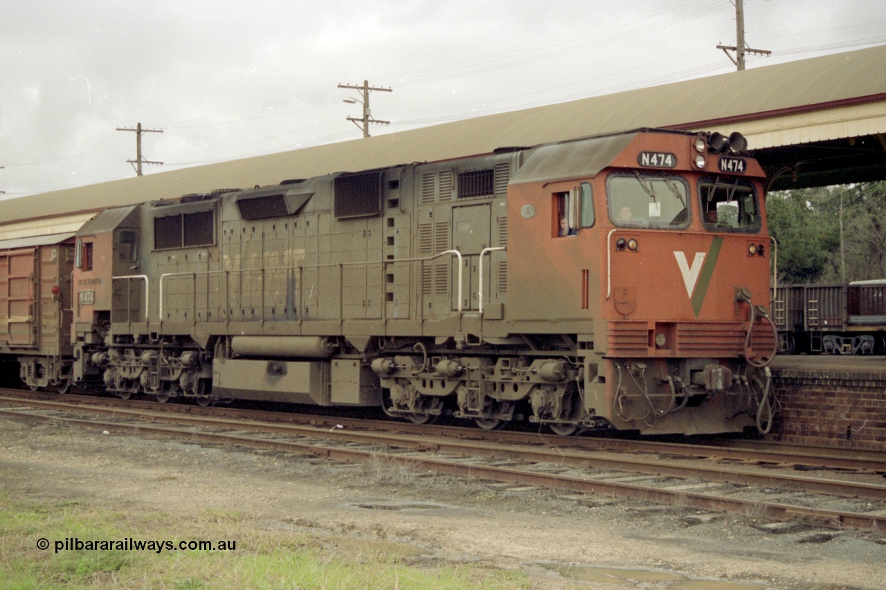 184-17
Albury station broad gauge platform, V/Line N class locomotive N 474 'City of Traralgon' Clyde Engineering EMD model JT22HC-2 serial 87-1203.
Keywords: N-class;N474;Clyde-Engineering-Somerton-Victoria;EMD;JT22HC-2;87-1203;