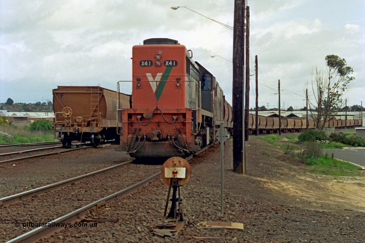185-03
North Geelong grain arrivals, V/Line X class locomotive X 41 Clyde Engineering EMD model G26C serial 70-704 long end leading prepares a loaded grain rake bound for the grain loop unloader, ground dwarf disc signal 14, with another loaded grain on the left.
Keywords: X-class;X41;Clyde-Engineering-Granville-NSW;EMD;G26C;70-704;