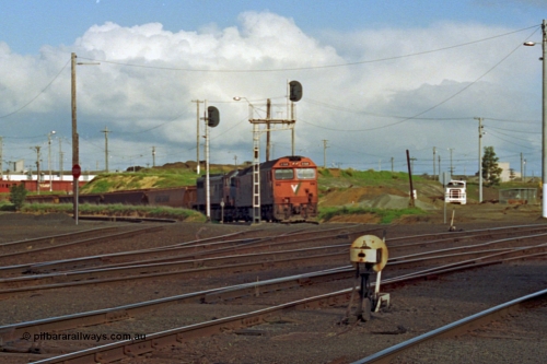 185-23
North Geelong C Box, view of empty grain train returning from the grain loop behind a G class locomotive G 528 Clyde Engineering EMD model JT26C-2SS serial 88-1258 and X class X 41 Clyde Engineering EMD model G26C serial 70-704 as they pass searchlight signal post 19 and 19B, ground dwarf disc signal 18 in the foreground.
Keywords: G-class;G528;Clyde-Engineering-Somerton-Victoria;EMD;JT26C-2SS;88-1258;