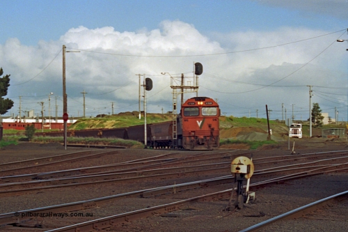 185-24
North Geelong C Box, view of empty grain train returning from the grain loop behind a G class locomotive G 528 Clyde Engineering EMD model JT26C-2SS serial 88-1258 and X class X 41 Clyde Engineering EMD model G26C serial 70-704 as they pass searchlight signal post 19 and 19B, ground dwarf disc signal 18 in the foreground.
Keywords: G-class;G528;Clyde-Engineering-Somerton-Victoria;EMD;JT26C-2SS;88-1258;