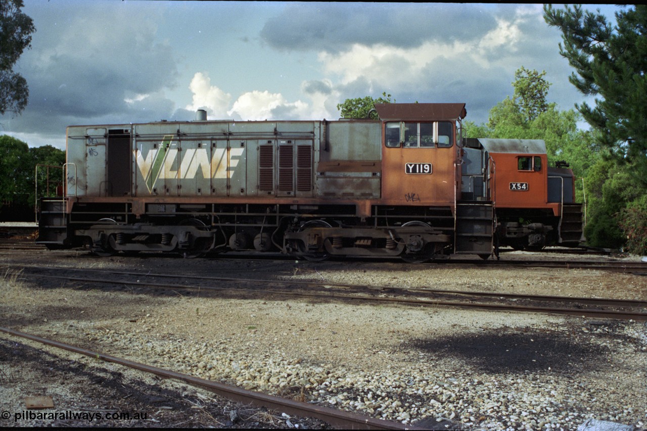 189-32
Wodonga, loco depot, V/Line broad gauge Y class Y 119 Clyde Engineering EMD model G6B serial 63-309, side view on turntable radial roads, X class X 54 behind it.
Keywords: Y-class;Y119;Clyde-Engineering-Granville-NSW;EMD;G6B;63-309;