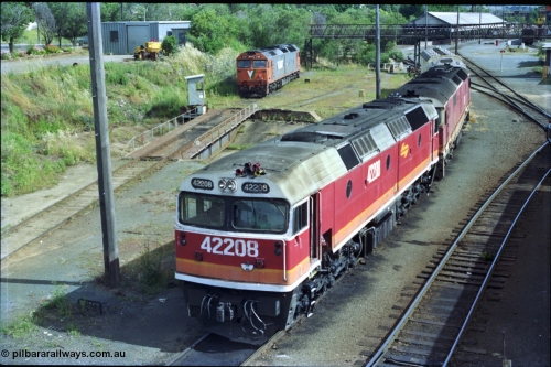 189-20
Albury, NSWSRA standard gauge loco depot with 422 class 42208 Clyde Engineering EMD model J26C serial 69-663 coupled to an 81 class and interloper V/Line G class G 519 Clyde Engineering EMD model JT26C-2SS serial 85-1232 rests off the turntable road, former trans-shipping shed in the background.
Keywords: 422-class;42208;Clyde-Engineering-Granville-NSW;EMD;J26C;69-663;