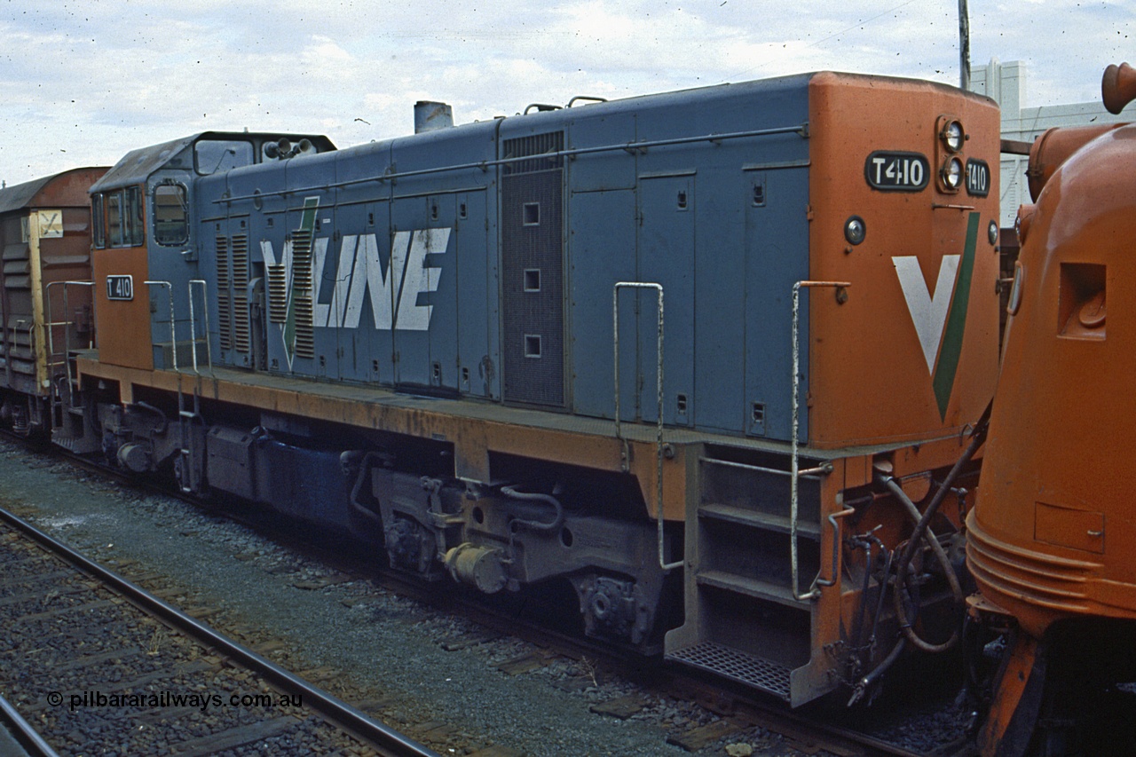 191-06
Seymour station, rationalised yard, V/Line T class unit T 410 Clyde Engineering EMD model G8B serial 68-626 coupled behind A class A 66 with a stabled down Wodonga goods train, Sunday.
Keywords: T-class;T410;68-626;Clyde-Engineering-Granville-NSW;EMD;G18B;