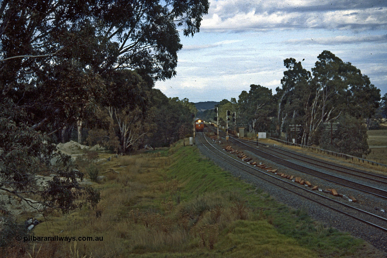 191-08
Seymour, looking south at the northern most Goulburn River bridge, end of Gordon Crescent, Seymour, quarry to the left. V/Line G class on down Sydney Express on the standard gauge, broad gauge lines on the right, Seymour behind photographer.

