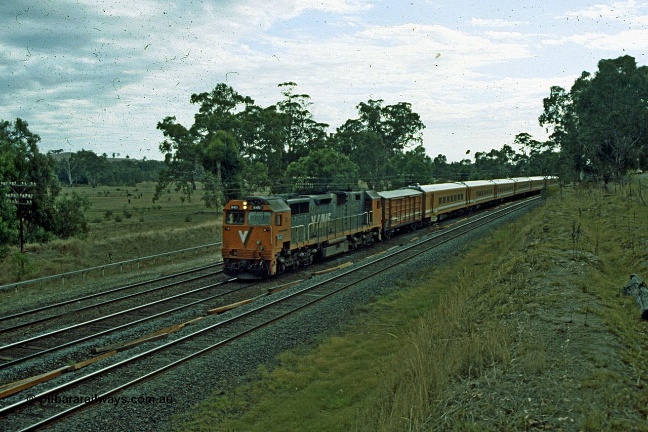 191-10
Seymour, looking north, Gordon Crescent. V/Line N class N 451 'City of Portland' Clyde Engineering EMD model JT22HC-2 serial 85-1219 with UP Albury Pass on broad gauge, standard gauge line on the right.
Keywords: N-class;N451;Clyde-Engineering-Somerton-Victoria;EMD;JT22HC-2;85-1219;