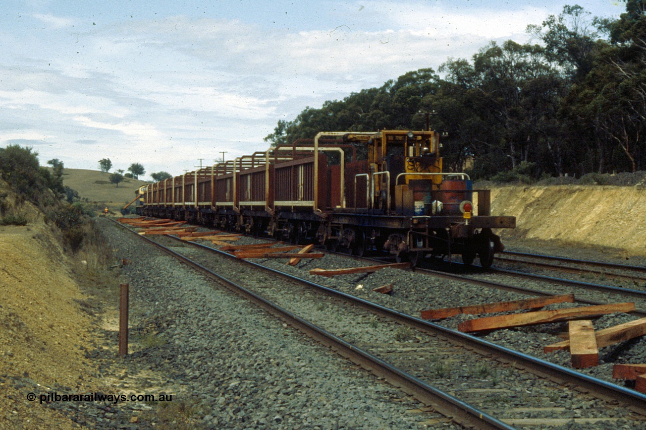 191-16
Broadford, High Street over bridge looking north, UP special sleeper discharge train behind Victorian Railways liveried B class B 65 Clyde Engineering EMD ML2 model serial ML2-6.
Keywords: B-class;B65;Clyde-Engineering-Granville-NSW;EMD;ML2;ML2-6;bulldog;