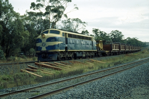 191-17
Broadford, Smiths Lane looking north, UP special sleeper discharge train behind Victorian Railways liveried B class B 65 Clyde Engineering EMD ML2 model serial ML2-6.
Keywords: B-class;B65;Clyde-Engineering-Granville-NSW;EMD;ML2;ML2-6;bulldog