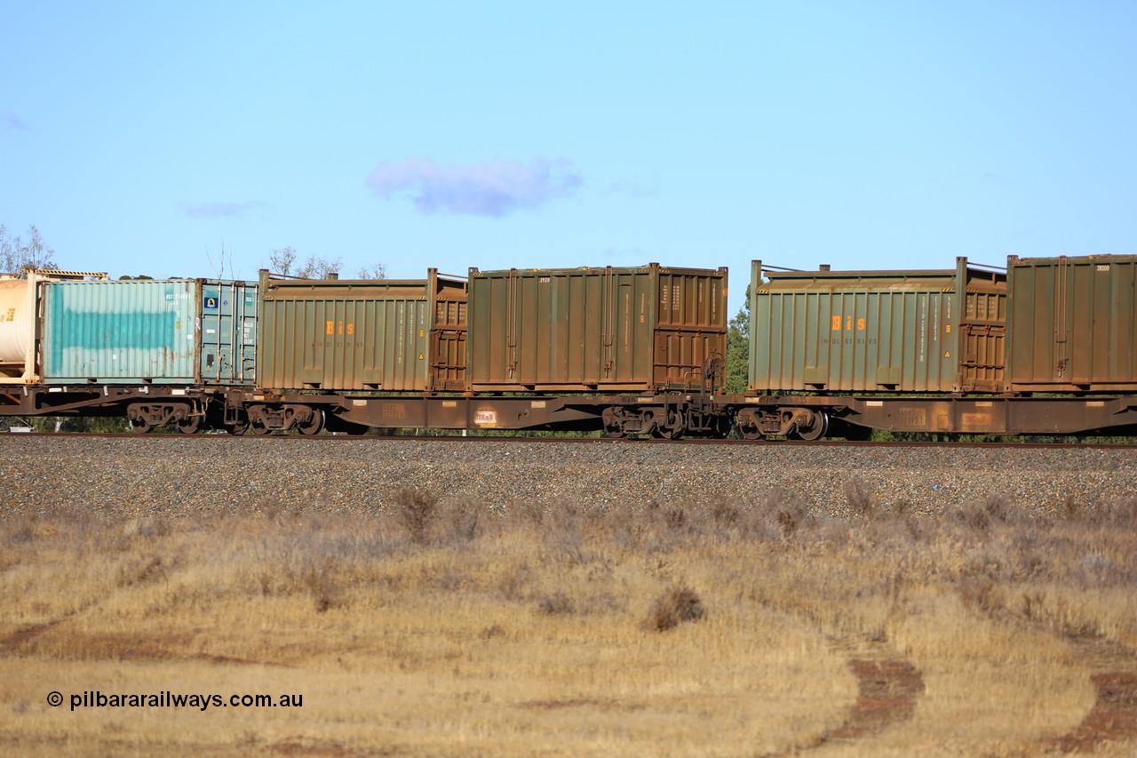 161111 2419
Kalgoorlie, Malcolm freighter train 5029, waggon AQNY 32203 one of sixty two waggons built by Goninan WA in 1998 as WQN type for Murrin Murrin container traffic with an undecorated Bis Industries hard-top 25U0 type sulphur container BISU 100066 and a Bis Industries roll-top 55UA type sulphur container SBIU 200611.
Keywords: AQNY-type;AQNY32203;Goninan-WA;WQN-type;