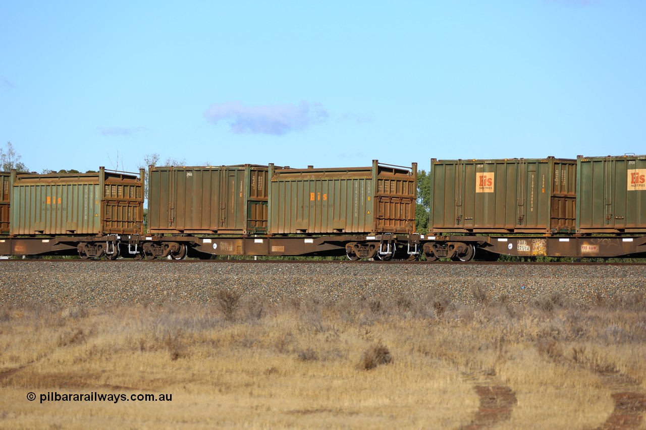 161111 2423
Kalgoorlie, Malcolm freighter train 5029, waggon AQNY 32207 one of sixty two waggons built by Goninan WA in 1998 as WQN type for Murrin Murrin container traffic with a Bis Industries roll-top 55UA type sulphur container SBIU 200625 and an undecorated Bis Industries hard-top 25U0 type sulphur container BISU 100047.
Keywords: AQNY-type;AQNY32207;Goninan-WA;WQN-type;