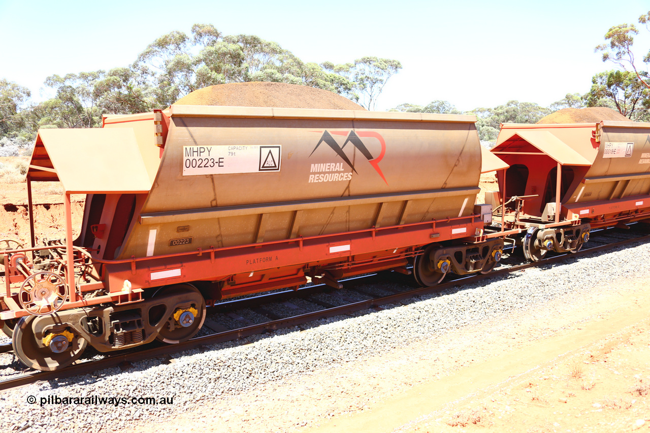 190129 4266
Binduli, on Mineral Resources Ltd loaded iron ore train service from Koolyanobbing to Esperance #3033 with MRL's MHPY type iron ore waggon MHPY 00223 built by CSR Yangtze Co China serial 2014/382-223 in 2014 as a batch of 382 units, these bottom discharge hopper waggons are operated in 'married' pairs.
Keywords: MHPY-type;MHPY00223;2014/382-223;CSR-Yangtze-Co-China;