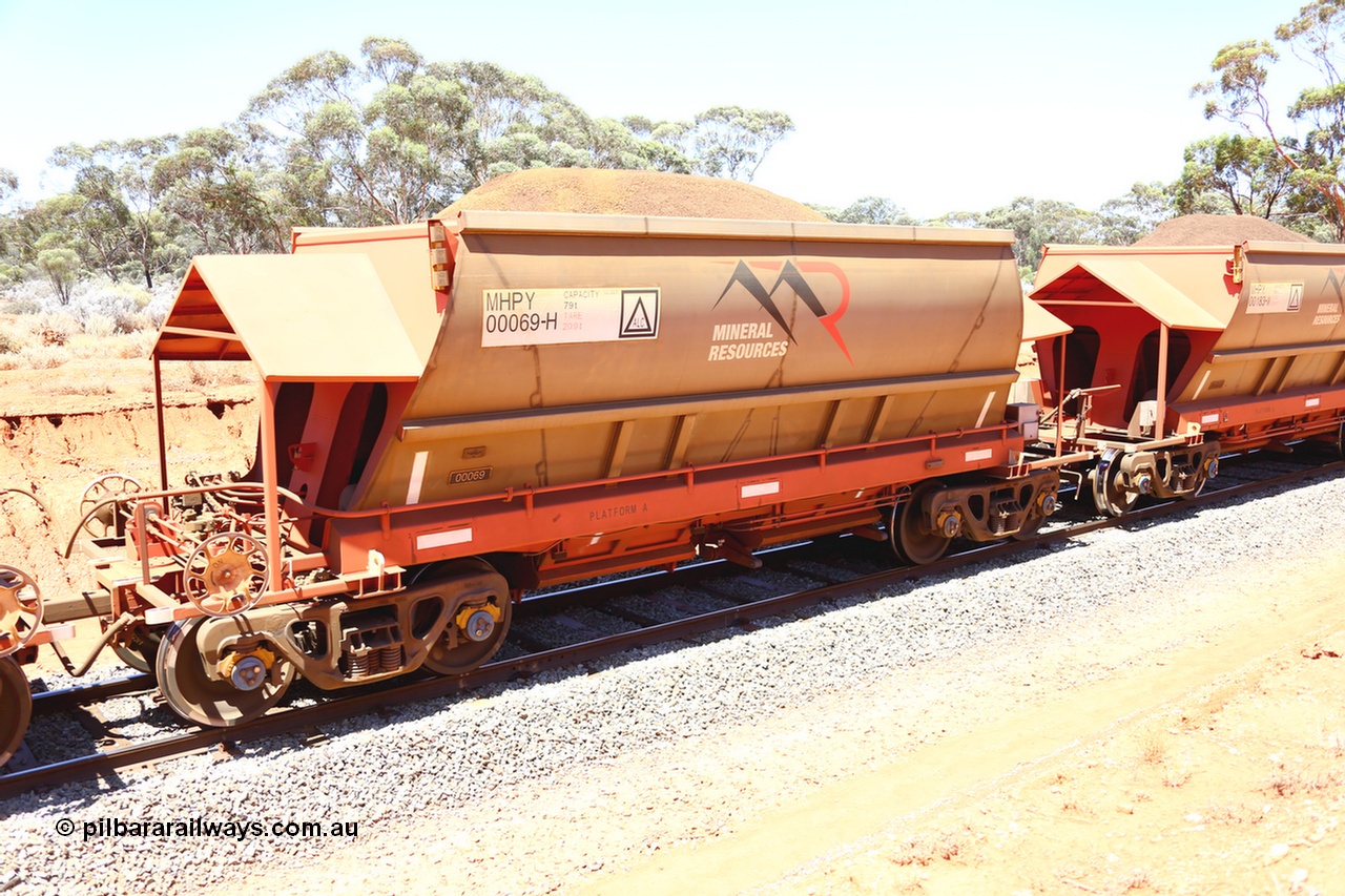 190129 4270
Binduli, on Mineral Resources Ltd loaded iron ore train service from Koolyanobbing to Esperance #3033 with MRL's MHPY type iron ore waggon MHPY 00069 built by CSR Yangtze Co China serial 2014/382-69 in 2014 as a batch of 382 units, these bottom discharge hopper waggons are operated in 'married' pairs.
Keywords: MHPY-type;MHPY00069;2014/382-69;CSR-Yangtze-Co-China;
