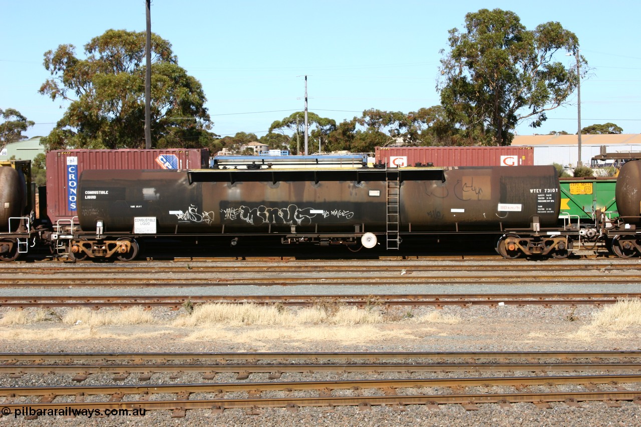 060528 4507 WTEY7310T
West Kalgoorlie, WTEY 7310 fuel tanker, originally an NTAF type tanker, in BP service.
Keywords: WTEY-type;WTEY7310;NTAF-type;