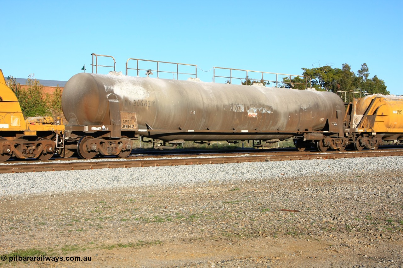 100609 09959
Midland, APKY 30642 one of two built by WAGR Midland Workshops in 1970 as WK type pneumatic discharge bulk cement waggon.
Keywords: APKY-type;APKY30642;WAGR-Midland-WS;WK-type;