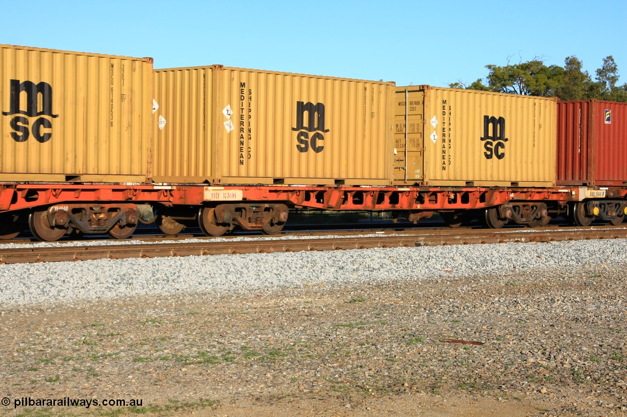 100609 09971
Midland, AQRY 1010 two-pack loaded with two 20' Mediterranean Shipping 22G1 type boxes containing lead, MEDU 332017 and MSCU 697469. The AQRY are a bar-coupled pair and were used for rail transport as the AFRF type on the Darwin line and are originally former ANR-CR waggons.
Keywords: AQRY-type;AQRY1010;AFRF-type;