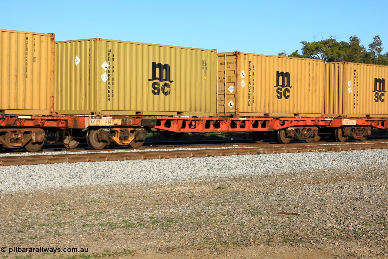 100609 09972
Midland, AQRY 1010 two-pack loaded with two 20' Mediterranean Shipping 22G1 type boxes containing lead, MSCU 213250 and MSCU 614053. The AQRY are a bar-coupled pair and were used for rail transport as the AFRF type on the Darwin line and are originally former ANR-CR waggons.
Keywords: AQRY-type;AQRY1010;AFRF-type;