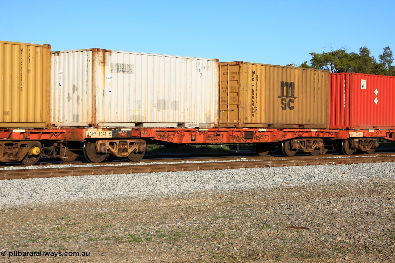 100609 09974
Midland, AQRY 1021 two-pack platform A loaded with two 20' Gateway and Mediterranean Shipping 22G1 type containers containing lead, GATU 021061 and MSCU 308728. The AQRY are a bar-coupled pair and were used for rail transport as the AFRF type on the Darwin line and are originally former ANR-CR waggons.
Keywords: AQRY-type;AQRY1021;AFRF-type;