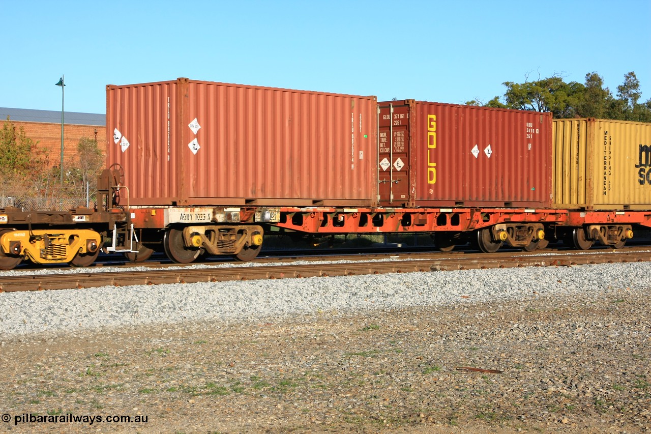 100609 09976
Midland, AQRY 1023 two-pack platform A loaded with two 20' Triton and Gold 22G1 type containers containing lead, TRLU 882054 and GLDU 374161. The AQRY are a bar-coupled pair and were used for rail transport as the AFRF type on the Darwin line and are originally former ANR-CR waggons.
Keywords: AQRY-type;AQRY1023;AFRF-type;