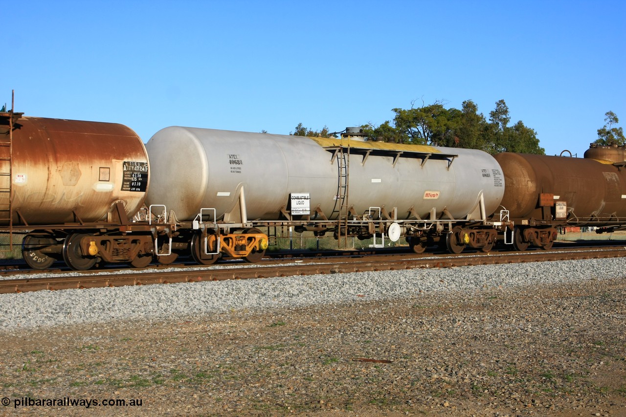 100609 10008
Midland, ATEY 4068 diesel fuel tank waggon, former NTAF in service for BP Oil, former AMPOL tank.
Keywords: ATEY-type;ATEY4068;NTAF-type;