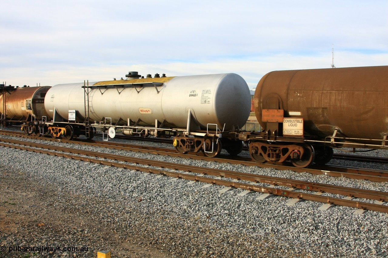 100611 0383
Midland, ATEY 4068 diesel fuel tank waggon, former NTAF in service for BP Oil, former AMPOL tank.
Keywords: ATEY-type;ATEY4068;NTAF-type;WTEY-type;