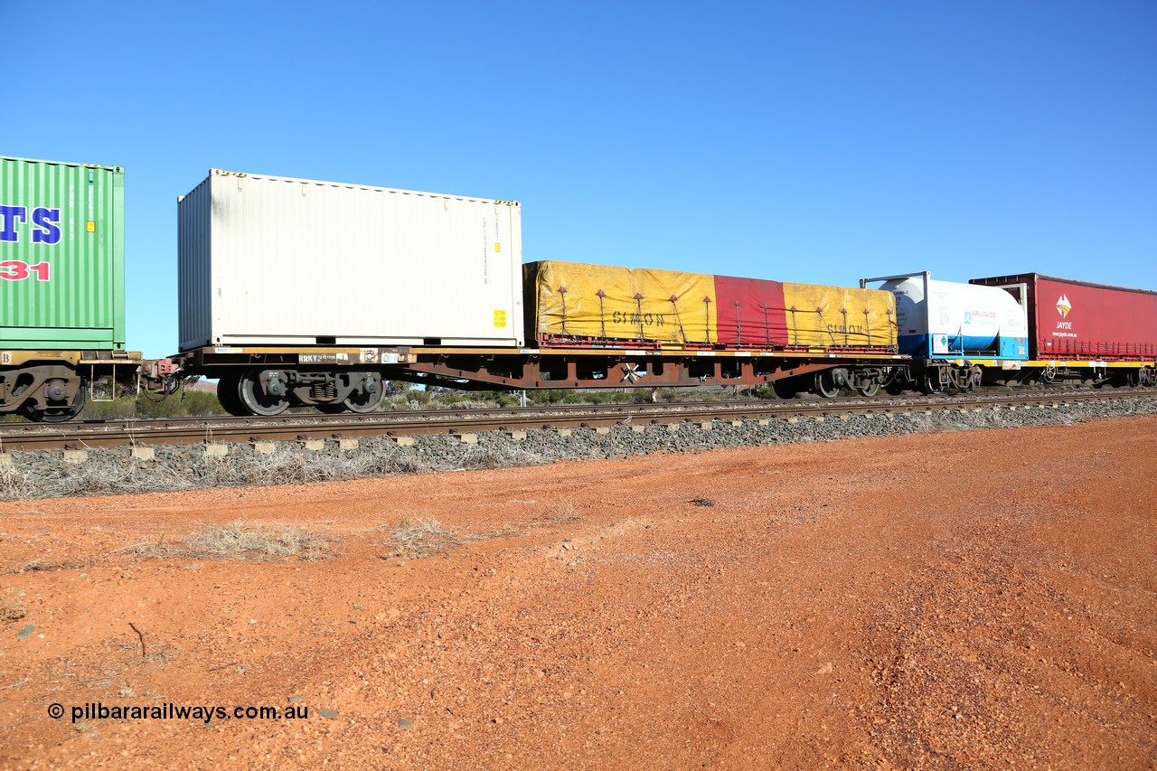 160522 2089
Parkeston, 6MP4 intermodal train, RRKY 2688 container waggon, built by Perry Engineering SA in 1974 as RM, to AQMY, AQPY, RQKY. With a CPIU bulk container and an FD flatrack with Simon tarp.
Keywords: RRKY-type;RRKY2688;Perry-Engineering-SA;RM-type;AQMY-type;