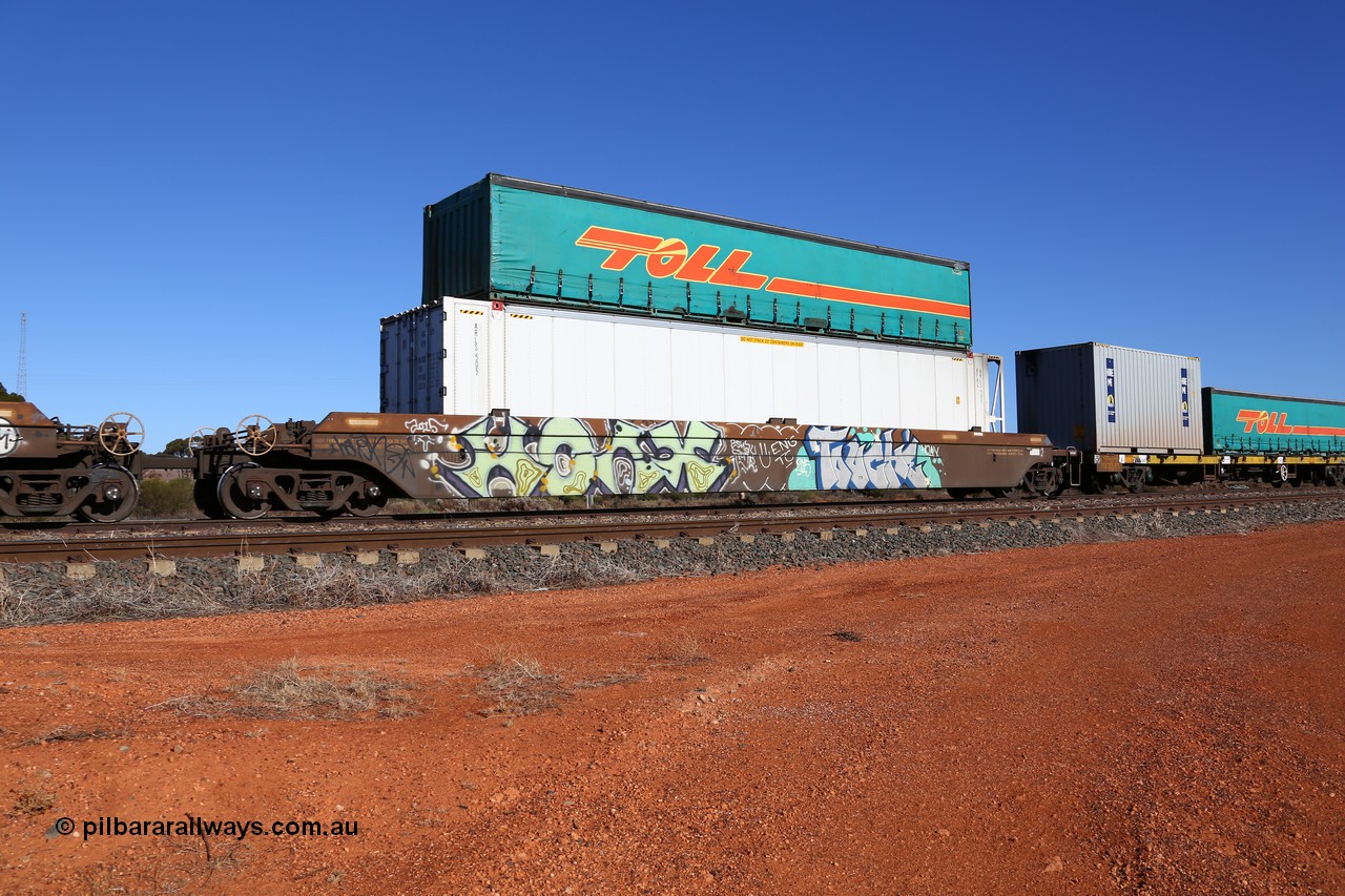 160522 2092
Parkeston, 6MP4 intermodal train, platform 1 of 5-pack RRRY 7007 well waggon set, one of nineteen built in China at Zhuzhou Rolling Stock Works for Goninan in 2005, ARLS 505 reefer and Toll half height curtainsider 5TC 227
Keywords: RRRY-type;RRRY7007;CSR-Zhuzhou-Rolling-Stock-Works-China;