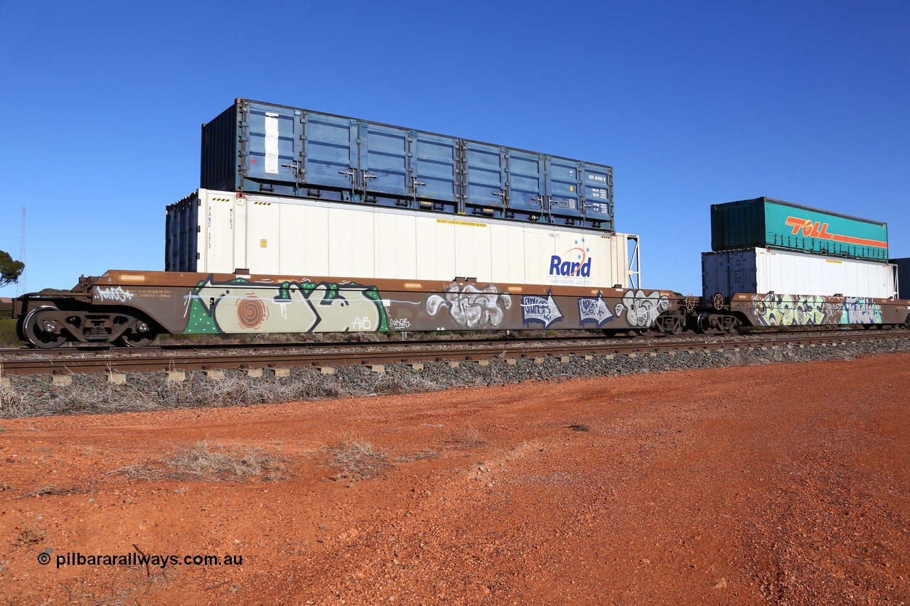 160522 2093
Parkeston, 6MP4 intermodal train, platform 2 of 5-pack RRRY 7007 well waggon set, one of nineteen built in China at Zhuzhou Rolling Stock Works for Goninan in 2005, RAND Refrigerated Logistics RAND 373 reefer and SCF SCFU 607082 side door half height container.
Keywords: RRRY-type;RRRY7007;CSR-Zhuzhou-Rolling-Stock-Works-China;