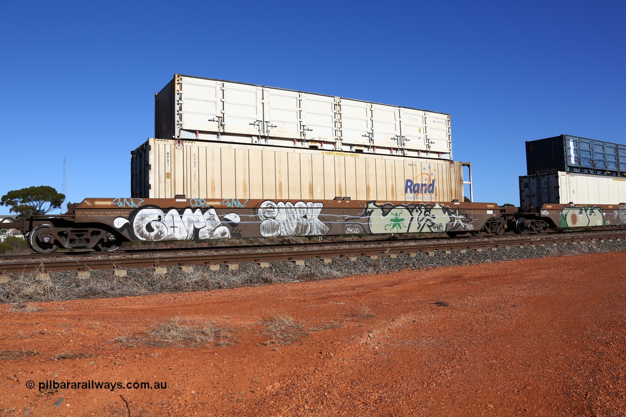 160522 2094
Parkeston, 6MP4 intermodal train, platform 3 of 5-pack RRRY 7007 well waggon set, one of nineteen built in China at Zhuzhou Rolling Stock Works for Goninan in 2005, RAND Refrigerated Logistics RAND 190 reefer and white SCF SCFU 607103 side door half height container.
Keywords: RRRY-type;RRRY7007;CSR-Zhuzhou-Rolling-Stock-Works-China;