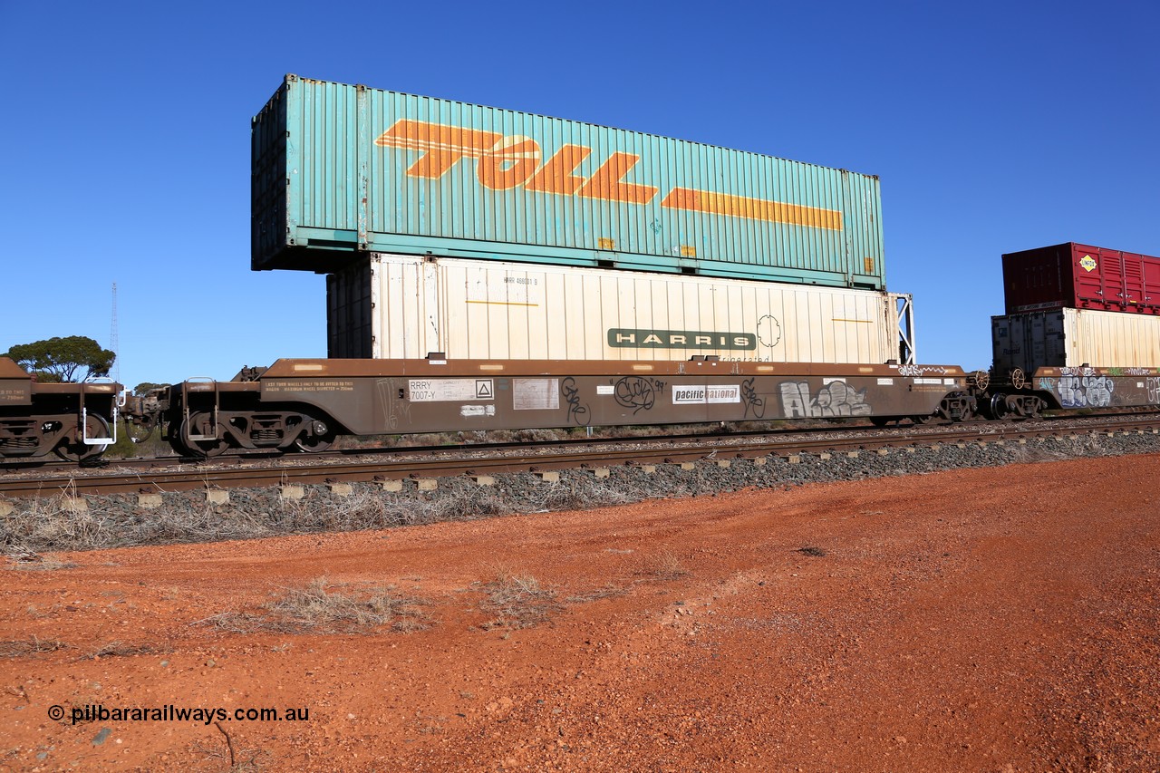 160522 2096
Parkeston, 6MP4 intermodal train, platform 5 of 5-pack RRRY 7007 well waggon set, one of nineteen built in China at Zhuzhou Rolling Stock Works for Goninan in 2005, Harris Refrigerated Logistics HARR 466001 reefer and Toll TCML 48583 48' container.
Keywords: RRRY-type;RRRY7007;CSR-Zhuzhou-Rolling-Stock-Works-China;