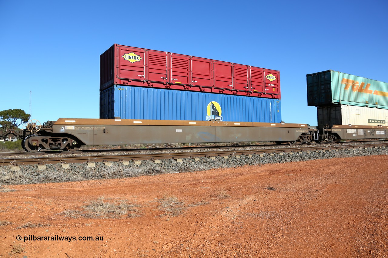 160522 2097
Parkeston, 6MP4 intermodal train, platform 5 of 5-pack RRRY 7006 well waggon set, one of nineteen built in China at Zhuzhou Rolling Stock Works for Goninan in 2005, Royal Wolf RWTU 941279 container and Linfox LSDU 6940094 half height side door container.
Keywords: RRRY-type;RRRY7006;CSR-Zhuzhou-Rolling-Stock-Works-China;