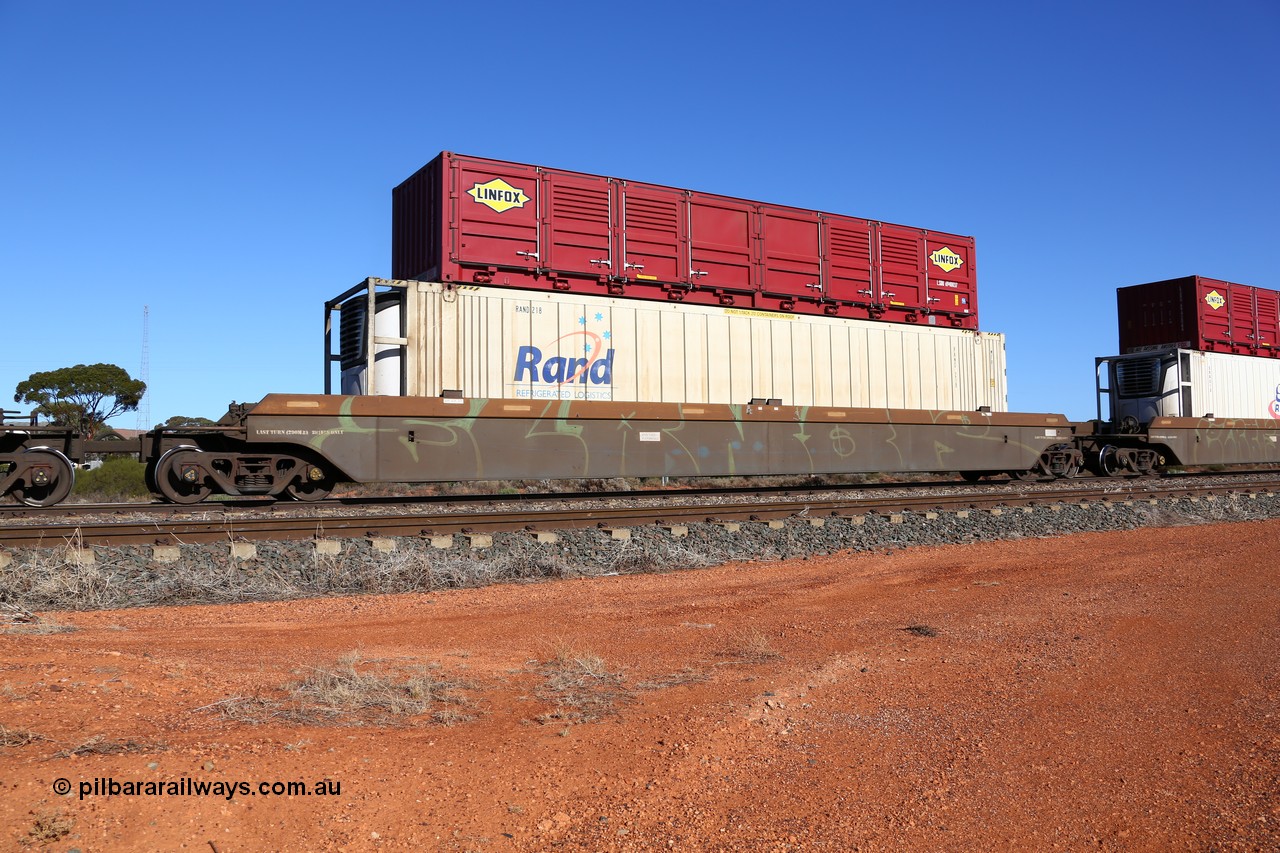 160522 2104
Parkeston, 6MP4 intermodal train, platform 3 of 5-pack RRRY 7014 well waggon set, one of nineteen built in China at Zhuzhou Rolling Stock Works for Goninan in 2005, RAND Refrigerated Logistics reefer RAND 218 and half height side door red Linfox LSDU 6940037 container.
Keywords: RRRY-type;RRRY7014;CSR-Zhuzhou-Rolling-Stock-Works-China;