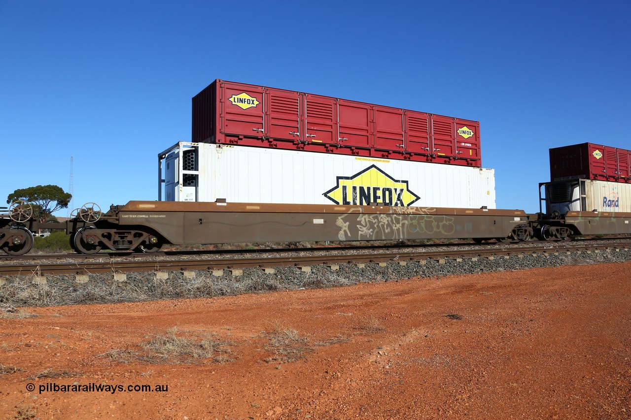 160522 2105
Parkeston, 6MP4 intermodal train, platform 4 of 5-pack RRRY 7014 well waggon set, one of nineteen built in China at Zhuzhou Rolling Stock Works for Goninan in 2005, Linfox reefer FTAD 9106014 and half height side door red Linfox LSDU 6940058 container.
Keywords: RRRY-type;RRRY7014;CSR-Zhuzhou-Rolling-Stock-Works-China;