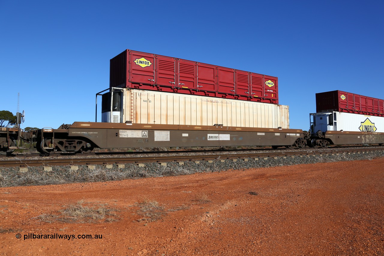 160522 2106
Parkeston, 6MP4 intermodal train, platform 5 of 5-pack RRRY 7014 well waggon set, one of nineteen built in China at Zhuzhou Rolling Stock Works for Goninan in 2005, RAND Refrigerated Logistics reefer RAND 323 and half height side door red Linfox LSDU 6940086 container.
Keywords: RRRY-type;RRRY7014;CSR-Zhuzhou-Rolling-Stock-Works-China;