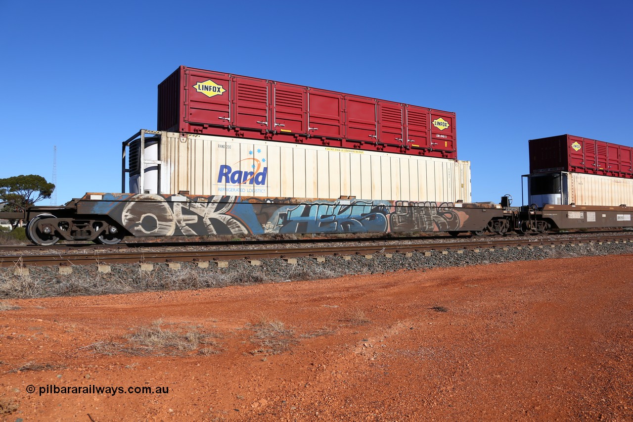160522 2107
Parkeston, 6MP4 intermodal train, platform 5 of 5 pack Goninan built RRZY 7014 well waggon set, RAND Refrigerated Logistics reefer RAND 200 and half height side door red Linfox LSDU 6940113 container.
Keywords: RRZY-type;RRZY7014;Goninan-NSW;