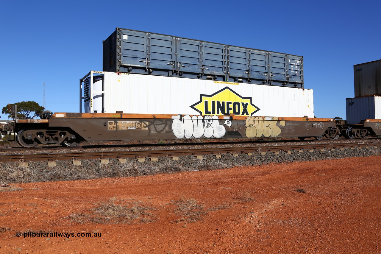 160522 2111
Parkeston, 6MP4 intermodal train, platform 4 of 5 pack Goninan built RRZY 7014 well waggon set, Linfox reefer FCAD 9106115 and half height side door blue SCF SCFU 200543 container.
Keywords: RRZY-type;RRZY7014;Goninan-NSW;