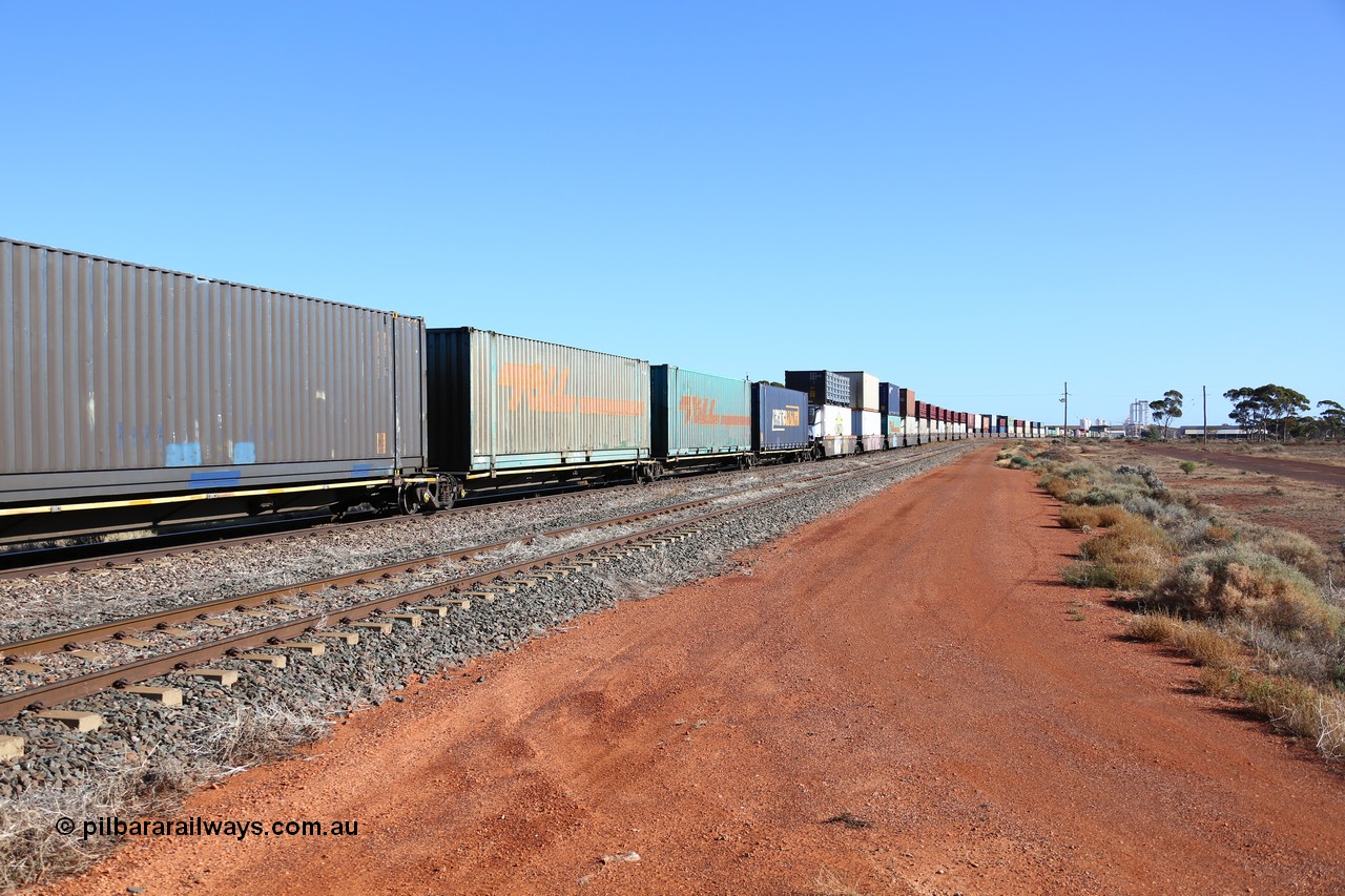 160522 2114
Parkeston, 6MP4 intermodal train, 5-pack low profile skel waggon set RRYY 52, the last of 52 such waggons built by Bradken at Braemar NSW in 2004-05, loaded with 48' containers and a wall of double stacks.
Keywords: RRYY-type;RRYY52;Worley-Williams;Bradken-NSW;