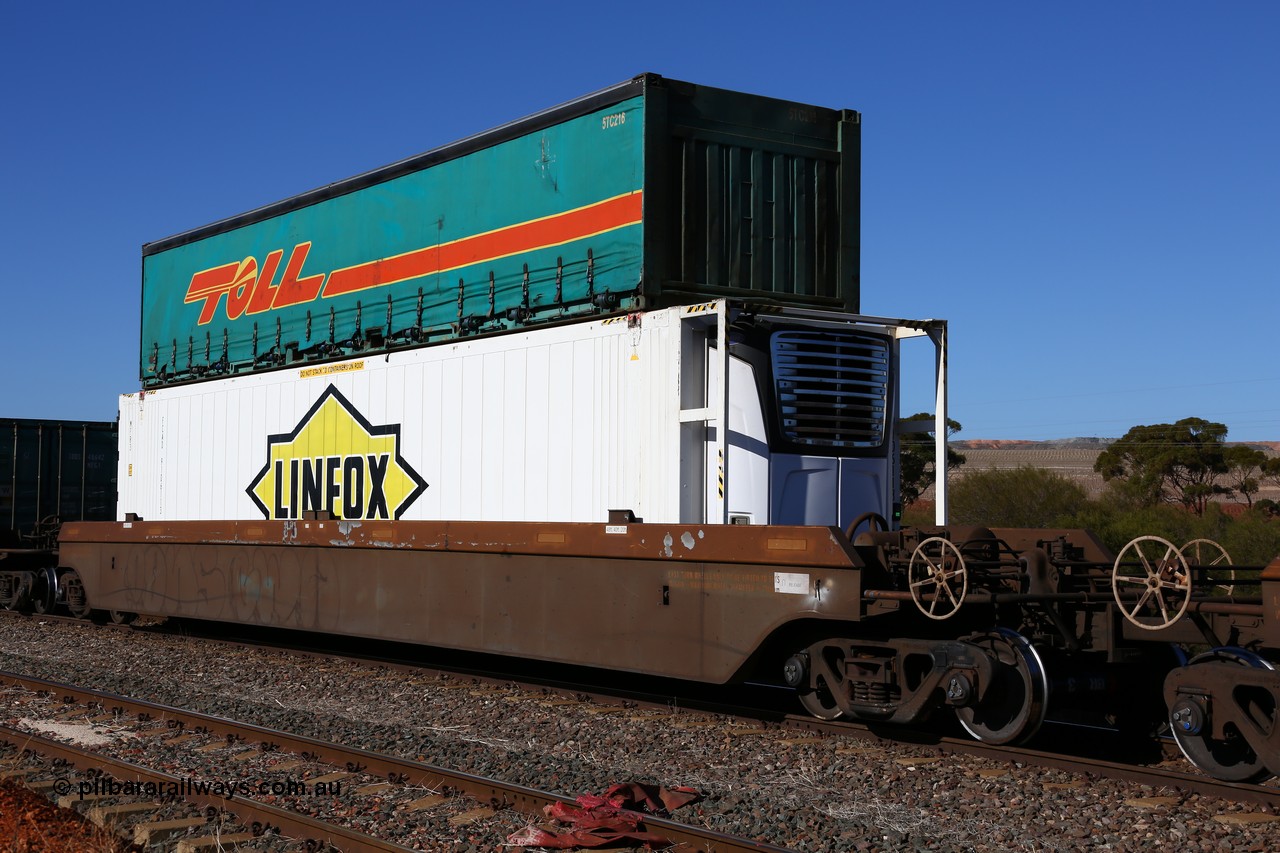 160522 2116
Parkeston, 6MP4 intermodal train, platform 2 of 5-pack RRRY 7016 well waggon set, one of nineteen built in China at Zhuzhou Rolling Stock Works for Goninan in 2005 with Linfox reefer FCAD 9106113 and Toll half height curtainsider container 5TC216
Keywords: RRRY-type;RRRY7016;CSR-Zhuzhou-Rolling-Stock-Works-China;