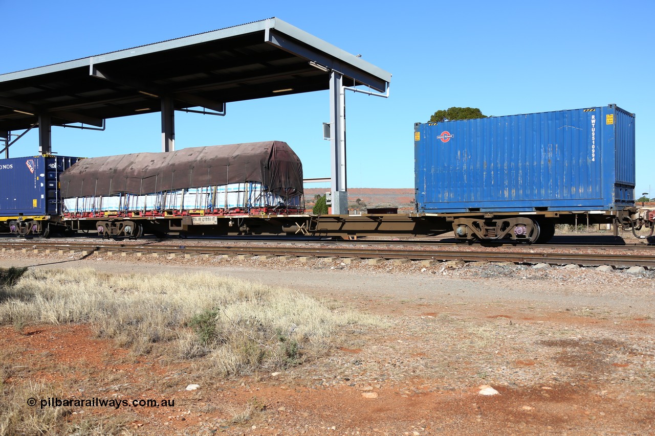 160522 2129
Parkeston, 6MP4 intermodal train, RQJW 21990 container waggon built by Mittagong Engineering NSW as part of a batch of twenty five NQJW type waggons in 1981, loaded with blue Railroad Transport container RWTU 9510994 and a flatrack with a tarped load.
Keywords: RQJW-type;RQJW21990;Mittagong-Engineering-NSW;NQJW-type;