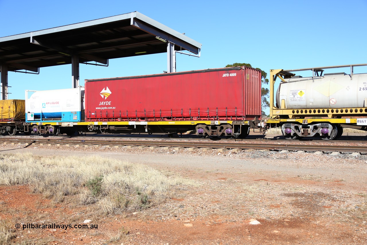 160522 2131
Parkeston, 6MP4 intermodal train, RQSY 34969 container waggon, one of one hundred built in 1975 by A Goninan in NSW, loaded with Air Liquide WA ALJU 500361 argon refrigerated liquid container and Jayde JAYD 4009 curtainsider.
Keywords: RQSY-type;RQSY34969;Goninan-NSW;OCY-type;