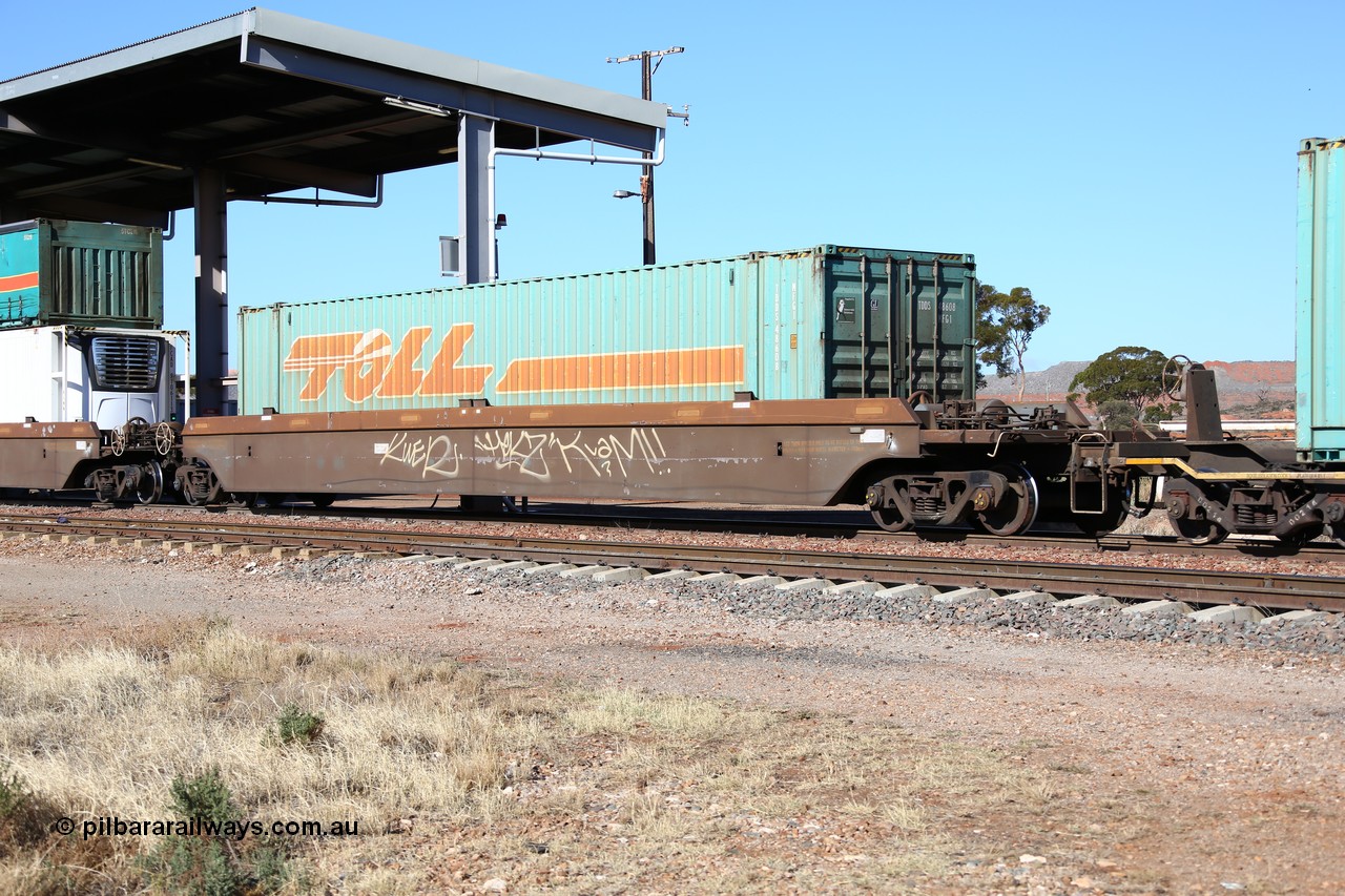 160522 2135
Parkeston, 6MP4 intermodal train, platform 1 of 5-pack RRRY 7016 well waggon set, one of nineteen built in China at Zhuzhou Rolling Stock Works for Goninan in 2005 with Toll 48' container TDDS 48608.
Keywords: RRRY-type;RRRY7016;CSR-Zhuzhou-Rolling-Stock-Works-China;