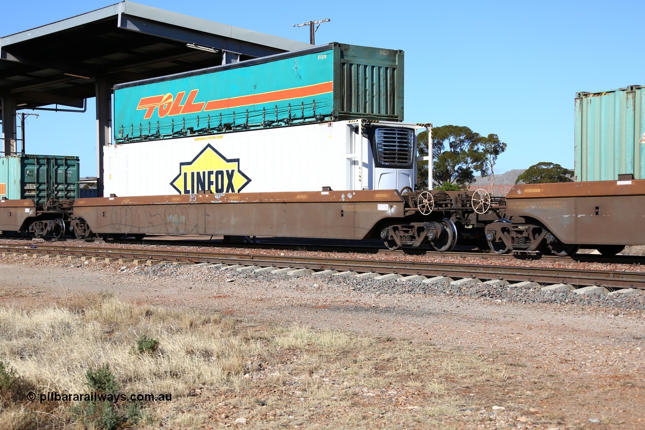 160522 2136
Parkeston, 6MP4 intermodal train, platform 2 of 5-pack RRRY 7016 well waggon set, one of nineteen built in China at Zhuzhou Rolling Stock Works for Goninan in 2005 with Linfox reefer FCAD 9106113 and Toll half height curtainsider container 5TC216
Keywords: RRRY-type;RRRY7016;CSR-Zhuzhou-Rolling-Stock-Works-China;