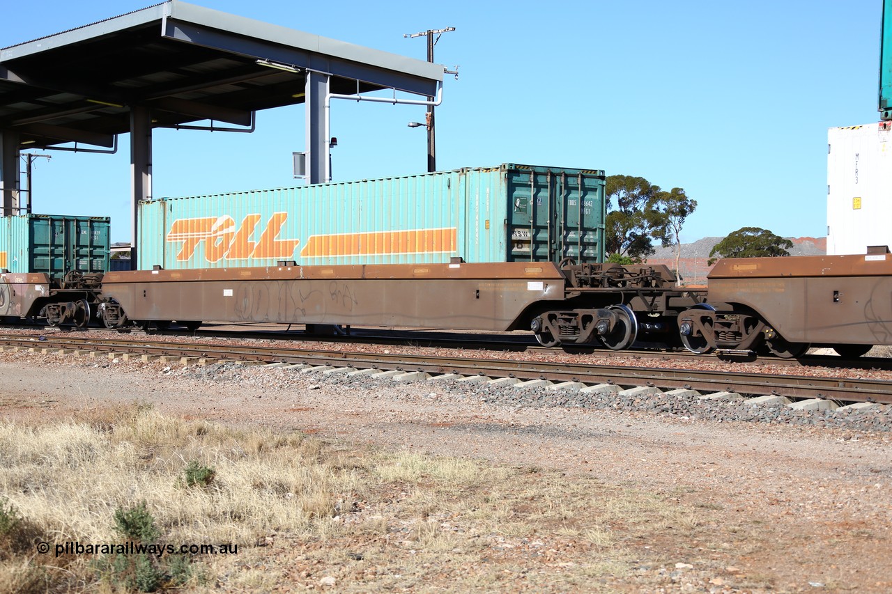 160522 2137
Parkeston, 6MP4 intermodal train, platform 3 of 5-pack RRRY 7016 well waggon set, one of nineteen built in China at Zhuzhou Rolling Stock Works for Goninan in 2005 with Toll 48' container TDDS 48642.
Keywords: RRRY-type;RRRY7016;CSR-Zhuzhou-Rolling-Stock-Works-China;