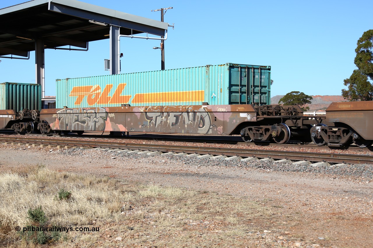 160522 2138
Parkeston, 6MP4 intermodal train, platform 4 of 5-pack RRRY 7016 well waggon set, one of nineteen built in China at Zhuzhou Rolling Stock Works for Goninan in 2005 with Toll 48' container TCML 48439.
Keywords: RRRY-type;RRRY7016;CSR-Zhuzhou-Rolling-Stock-Works-China;