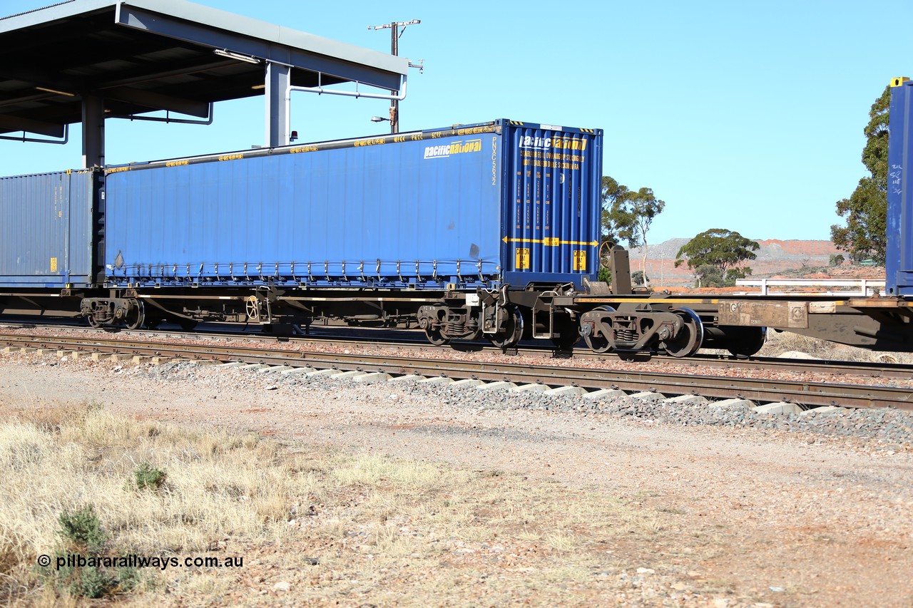 160522 2145
Parkeston, 6MP4 intermodal train, platform 1 of 5 on RRQY 7323 5 pack articulated skel waggon set built by Qiqihar Rollingstock Works China in 2005 for Pacific National, with a curtainsider container of the owner PNXC 5632.
Keywords: RRQY-type;RRQY7323;Qiqihar-Rollingstock-Works-China;